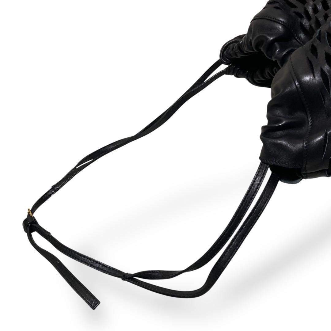 【美品】マルニ　巾着型　ショルダーバッグ　レザー　黒斜め掛けメッシュカットワーク