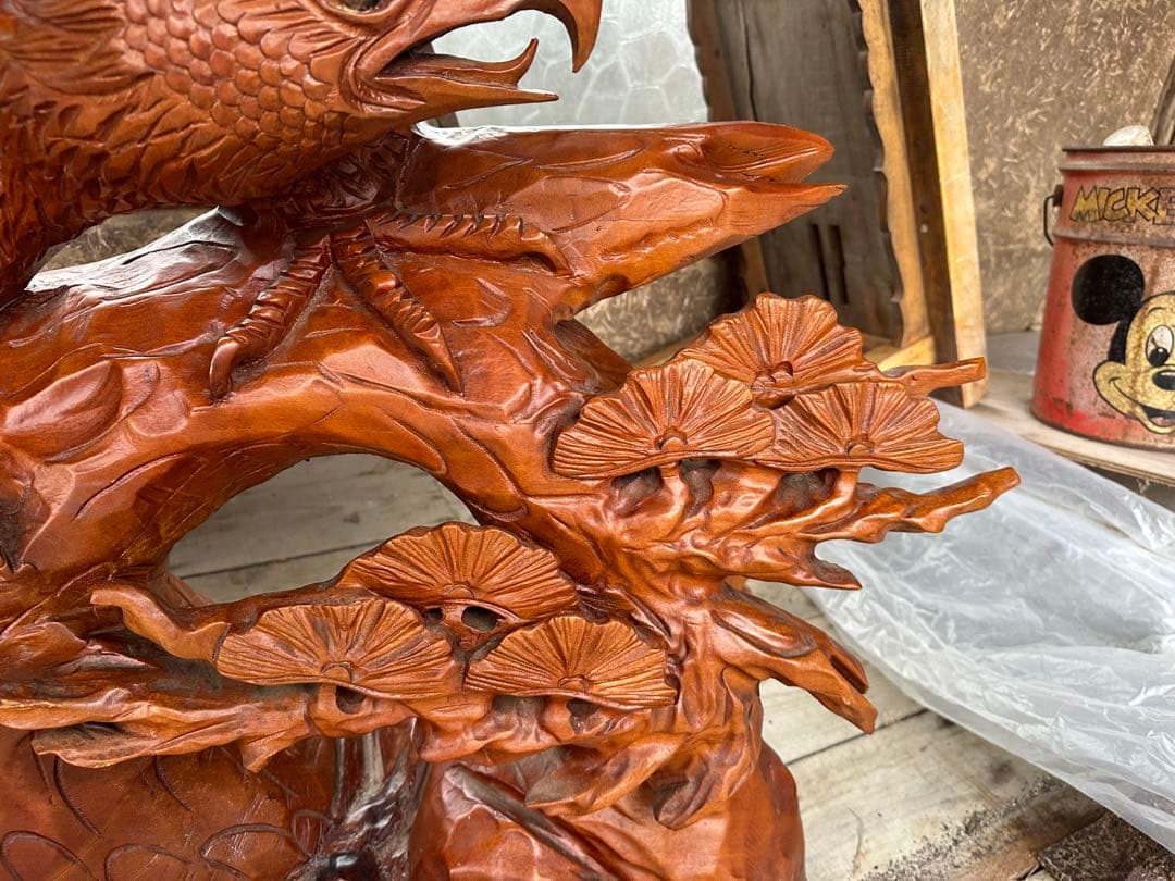 一刀彫り　鷹　置物 　一刀彫　光沢とデザインが綺麗な迫力がある逸品です。