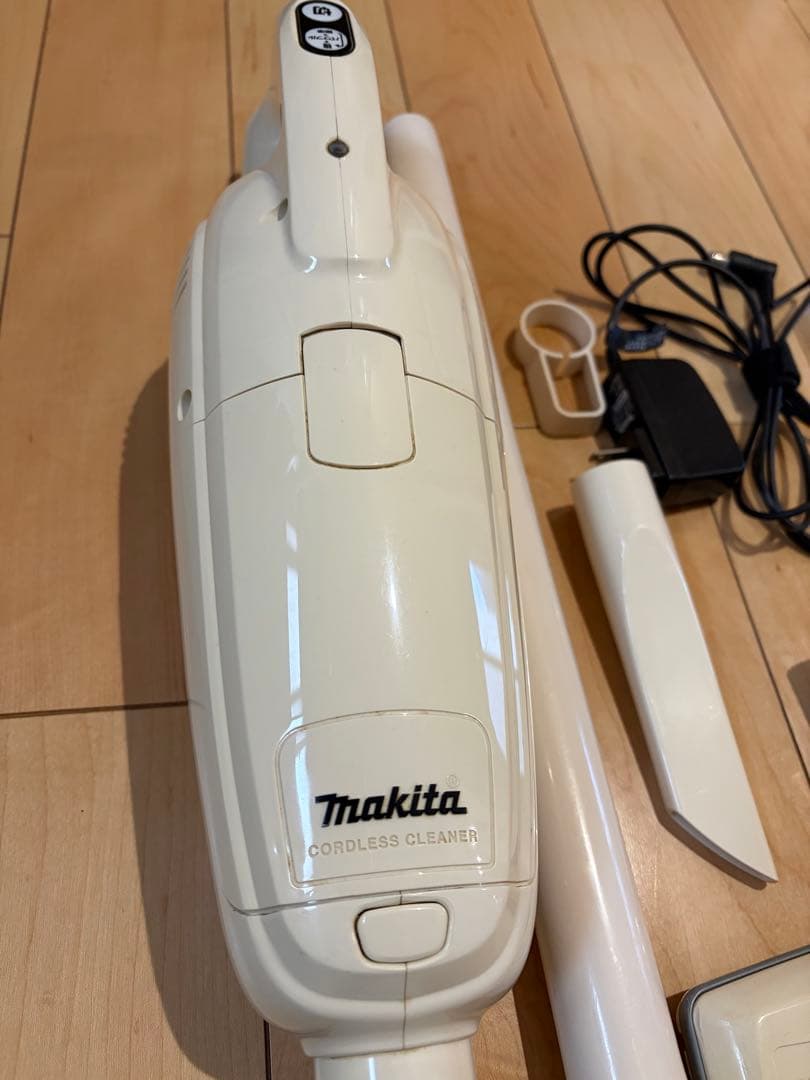 【美品】マキタ　コードレス掃除機　CL105DW ホワイト