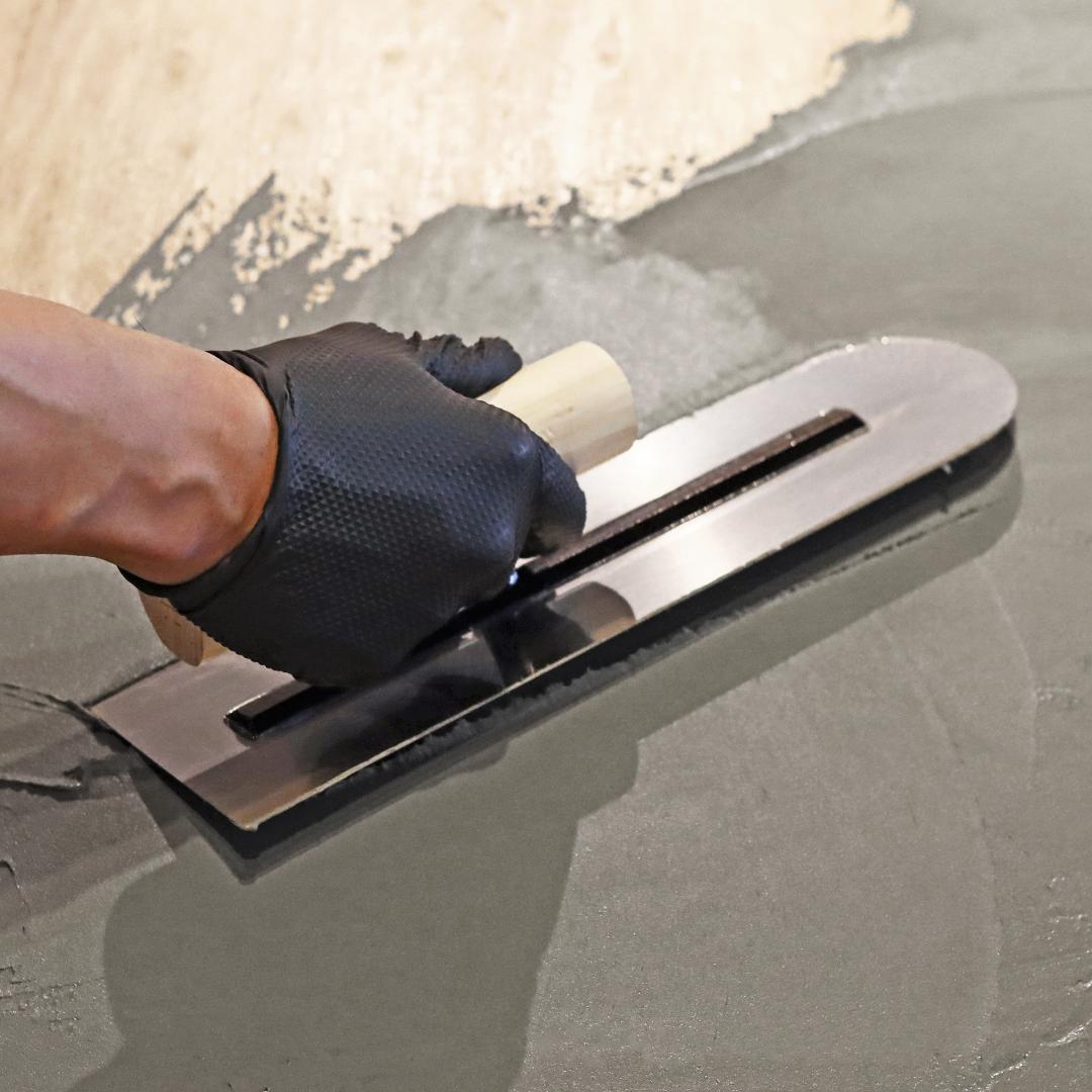 センターテーブル｜ライトグレー｜三角脚｜薄塗りモルタル｜ダイニングテーブル