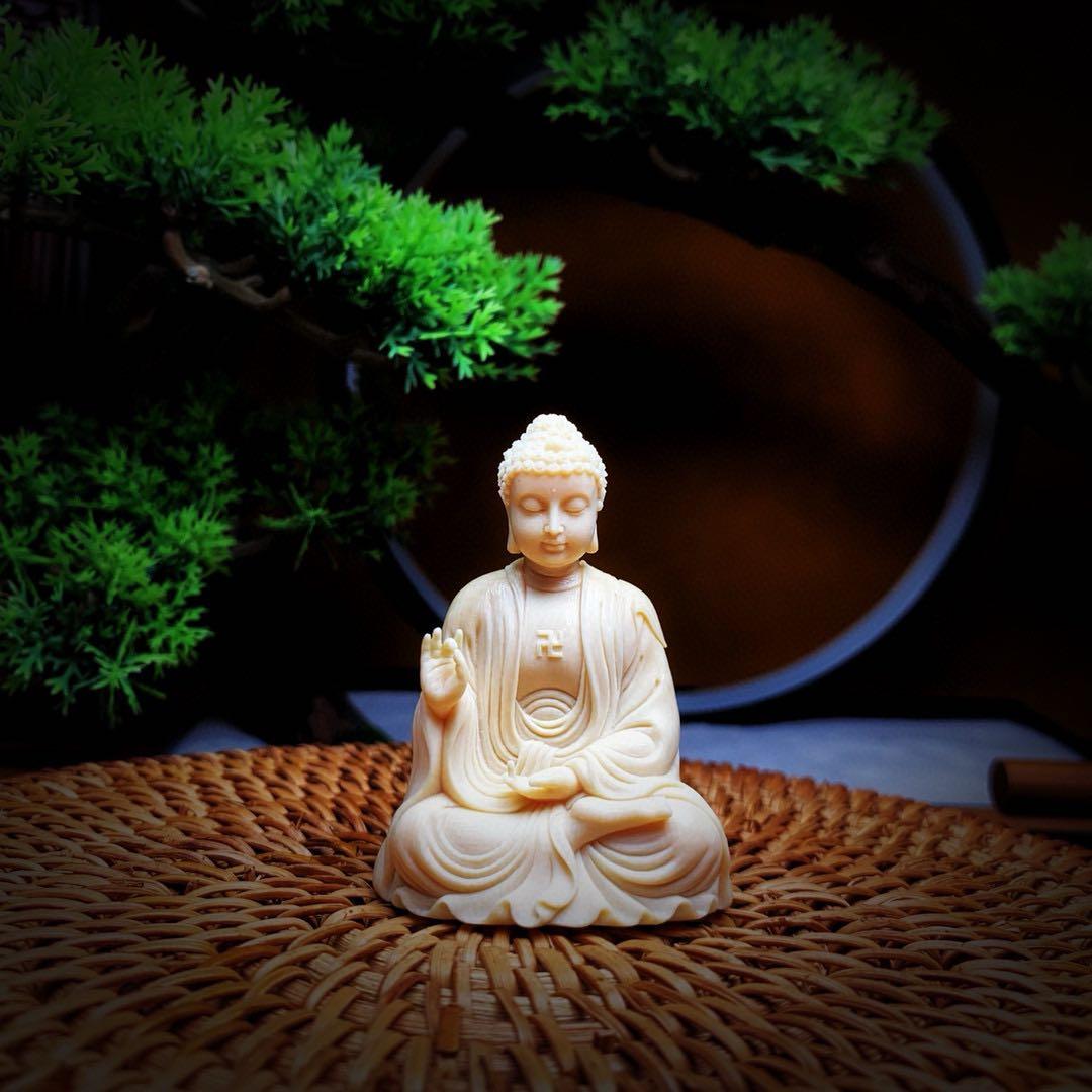 天然マンモス牙美しい手作り彫刻　大日如来　小さいな置物