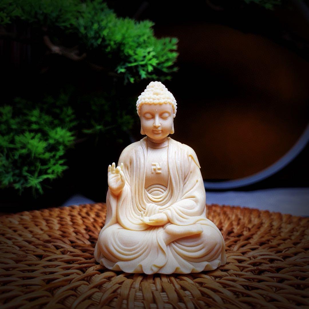 天然マンモス牙美しい手作り彫刻　大日如来　小さいな置物