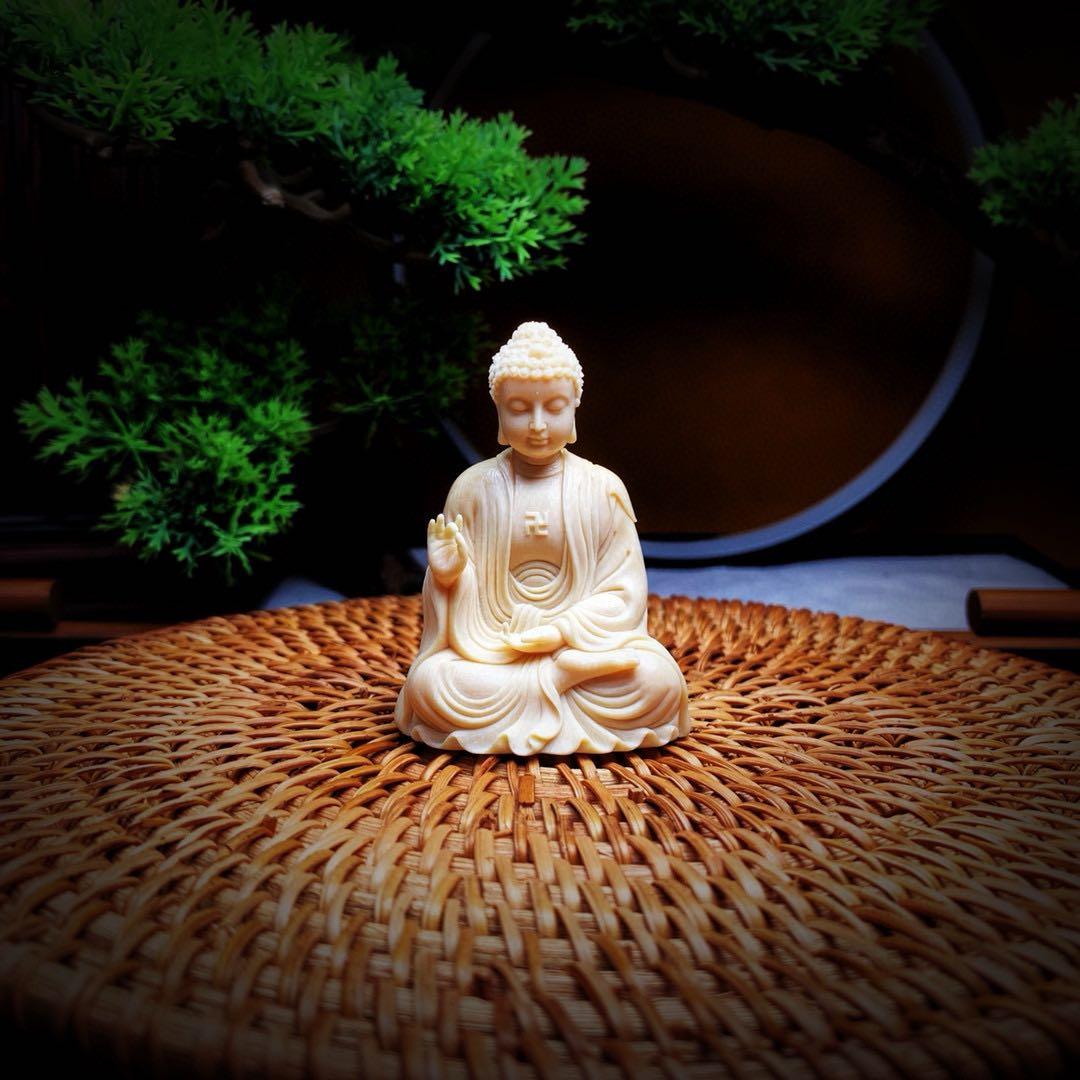 天然マンモス牙美しい手作り彫刻　大日如来　小さいな置物