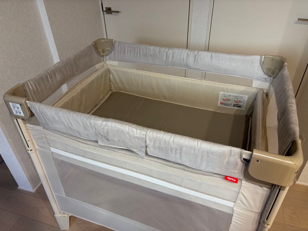 【美品】ココネルエアープラスAB（ホワイトベージュ）ベビーベッド　アップリカ