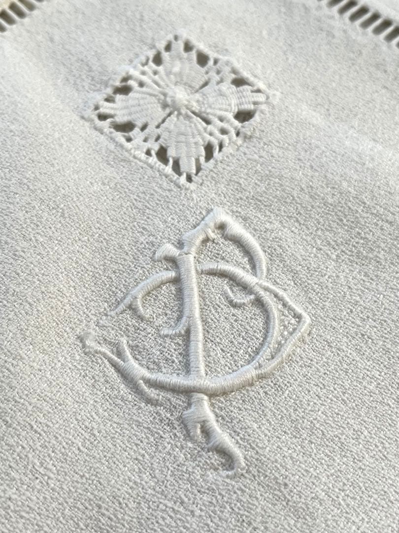 【美品】フランスアンティーク 手刺繍モノグラム テーブルクロス 赤のフリル付