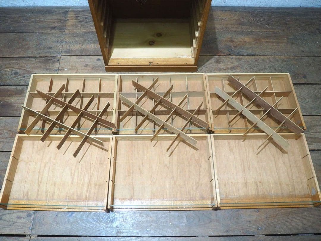 1409 ①レトロなミシン糸のガラスケース　飾り棚　小物入　古家具　ビンテージ