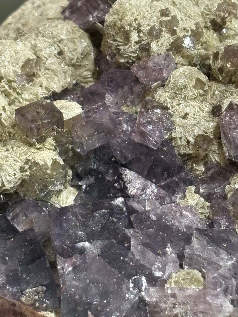 レア　ナイジェリア産フローライト、デザートローズ共生　強蛍光　240g 天然石