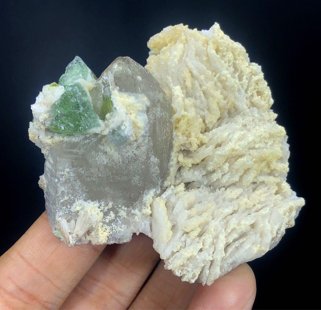 アルバイト付きクォーツクリスタル上の天然バイカラートルマリン。