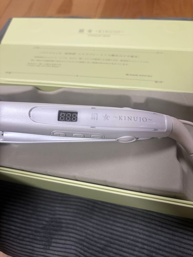 絹女 KINUJO ストレートヘアアイロン 28mm ホワイト 美品 箱あり