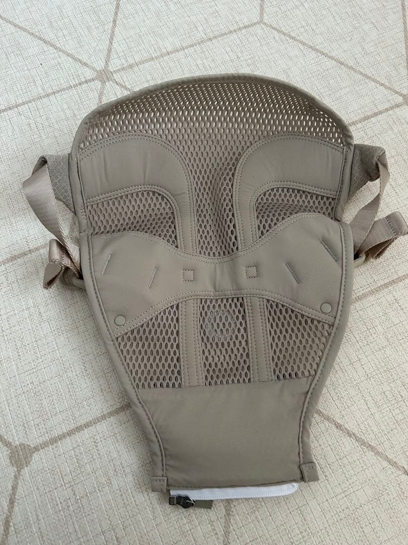 【美品】AIRBUGGY 抱っこ紐　サンドアッシュベージュ