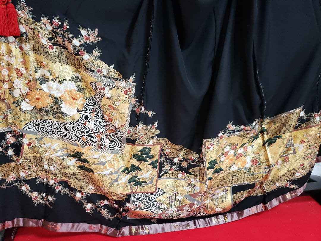 ★断捨離決行価格★ お値下げ中❗ ★黒留袖★ 金色刺繍 　高級品　未仕立て