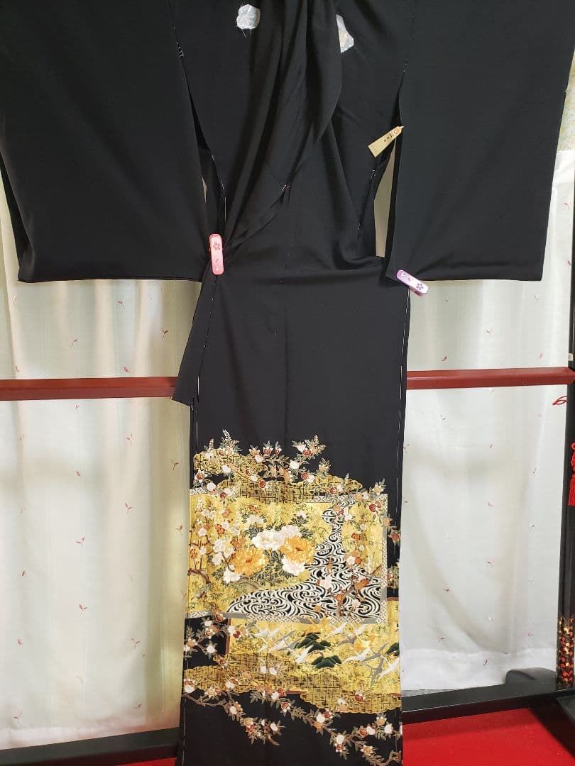 ★断捨離決行価格★ お値下げ中❗ ★黒留袖★ 金色刺繍 　高級品　未仕立て