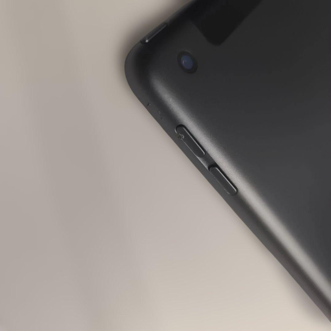 d*n様 iPad 第8世代 32GB セルラーモデル 32GBスペースグレイ