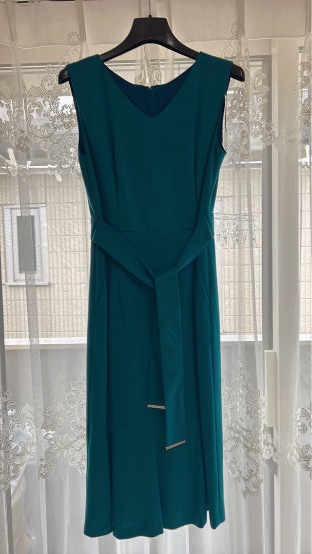 ターコイズ ノースリーブ ひざ丈ワンピース（タグ付き）