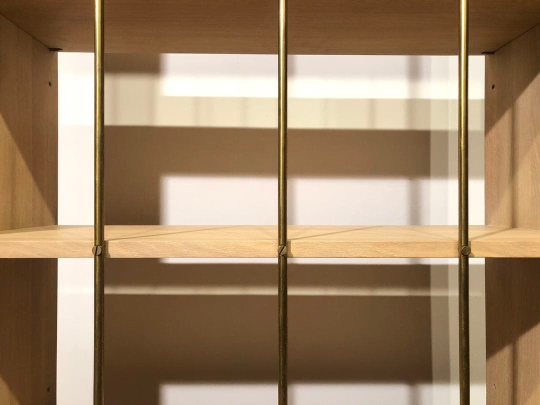 工房製作 オーク無垢 楢無垢材 本棚 飾り棚 真鍮 ホワイトオイル仕上 店舗什器