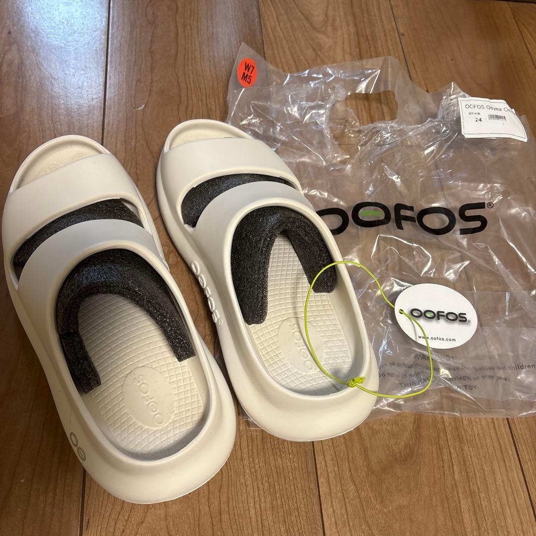 美品 OOFOS ウーフォス リカバリーサンダルCHALK 24cm(男女兼用)