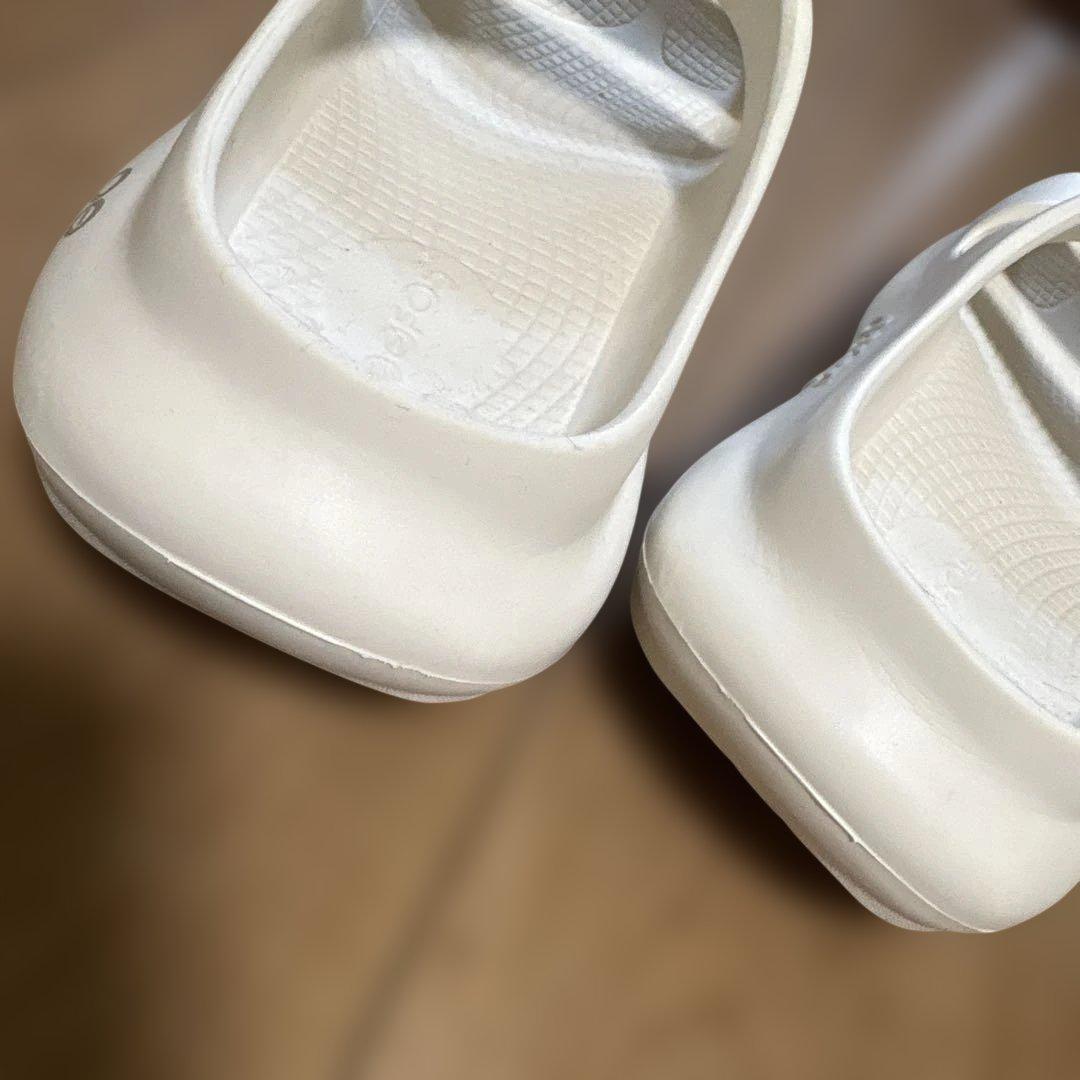 美品 OOFOS ウーフォス リカバリーサンダルCHALK 24cm(男女兼用)