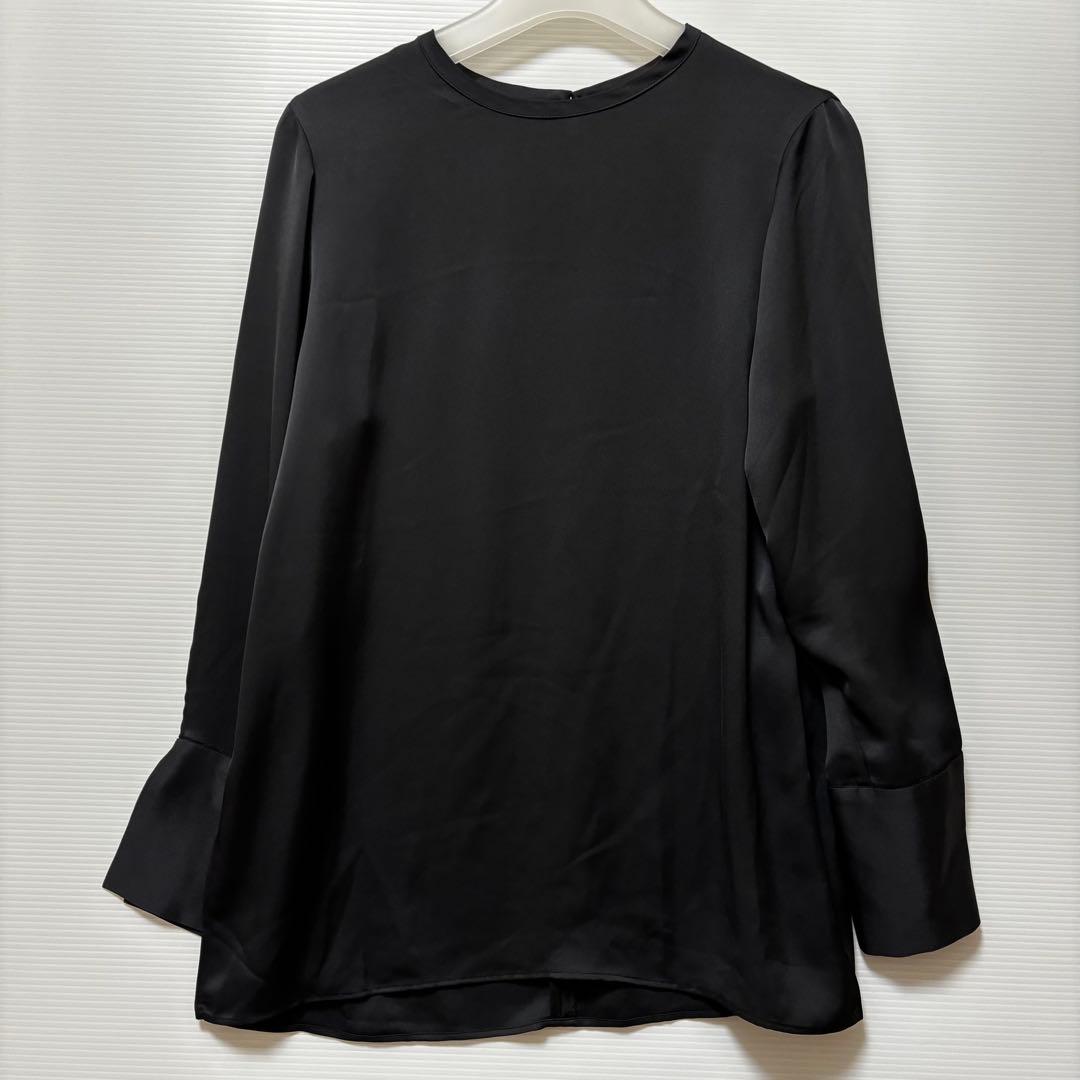 【ウィムガゼット】サテン　長袖　ブラウス　ブラック　クルーネック　黒　とろみ