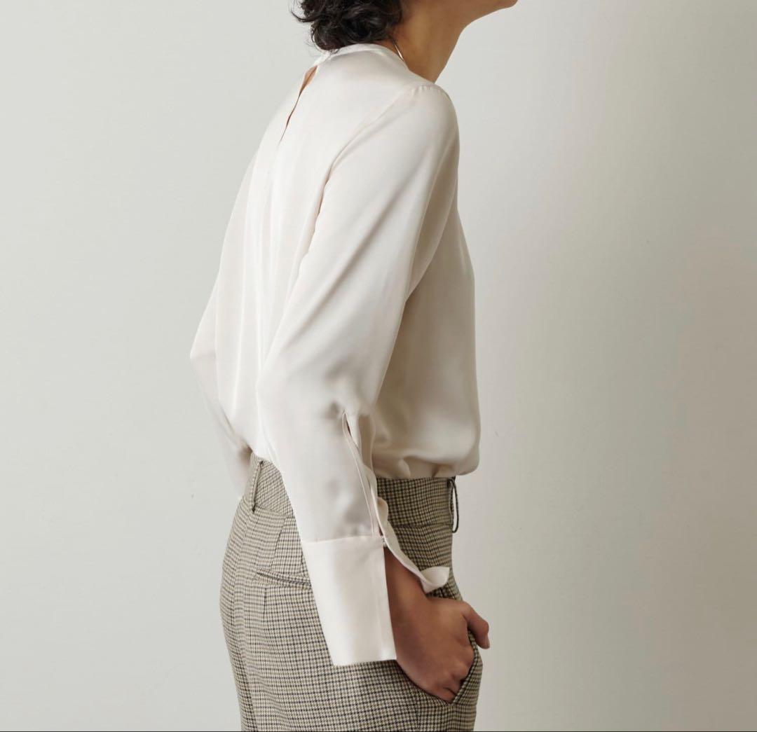 【ウィムガゼット】サテン　長袖　ブラウス　ブラック　クルーネック　黒　とろみ