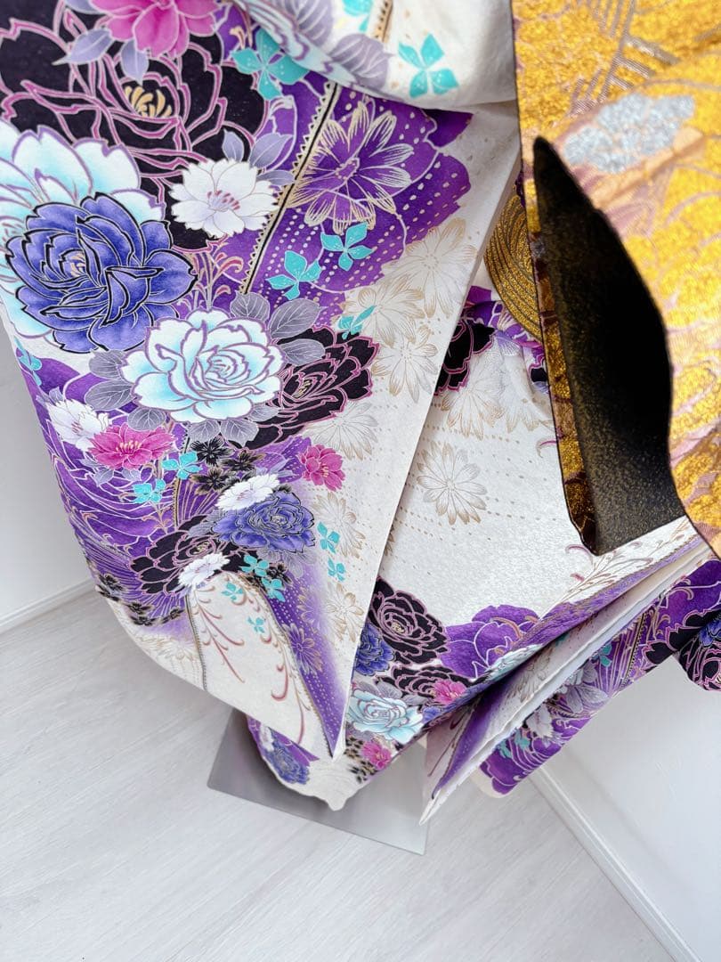 振袖正絹振袖フルセット　新品ボリューム有りのファー付き　牡丹薔薇　ラメ加工　黒白