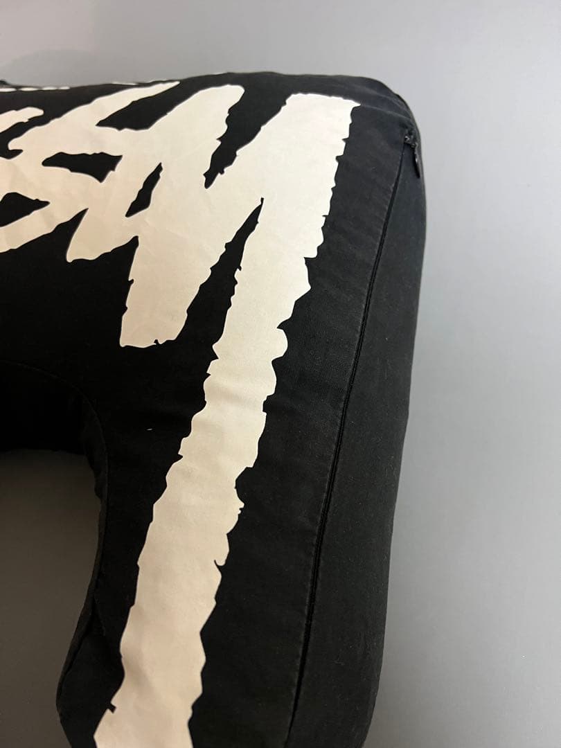 STUSSY ロゴ入り ブラッククッション