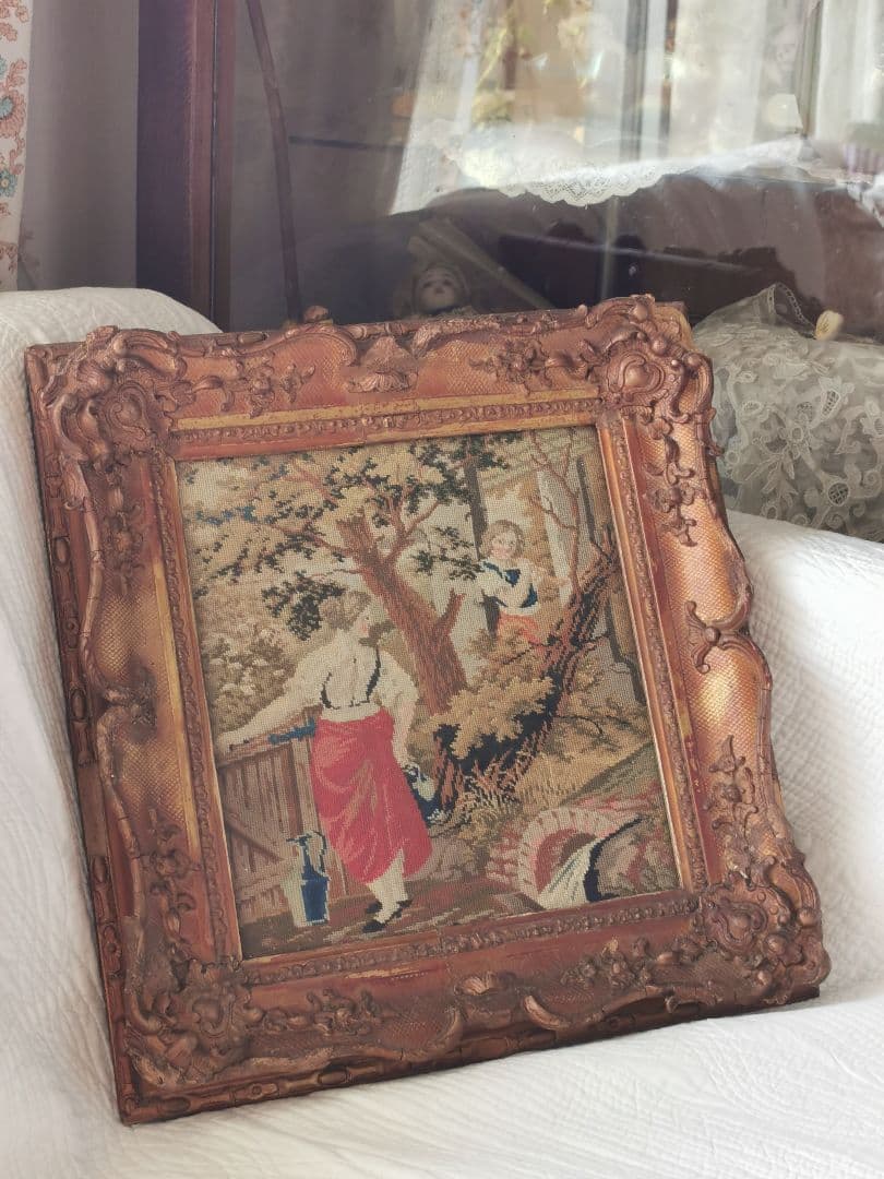 アンティーク 水を汲む女性 ラッパを吹く少年 プチポワン彫刻額装 ガラスフレーム