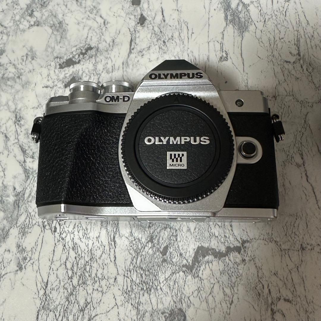 オリンパス　OLYMPUS OM-D E-M10 Mark III レンズ付き
