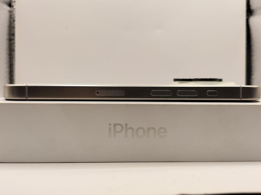 【美品】Apple iPhone 15 Pro 128GBホワイトチタニウム