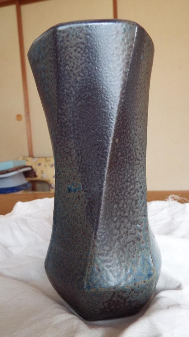 人間国宝浜田庄司の「六角捻花生 」 共箱