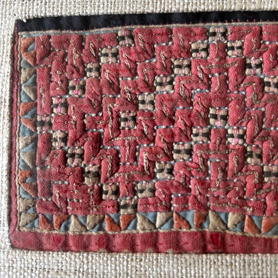 古布モン族手刺繍後ろ襟・古木チークウッド額装
