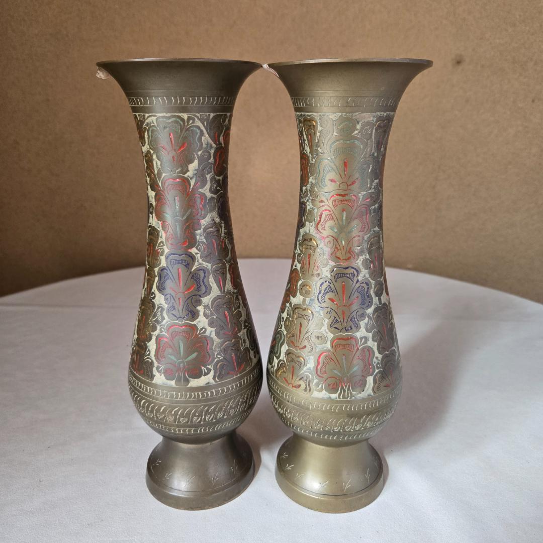 インド製アンティーク花瓶。熟練職人による純手作りで、卓越した技法が光る逸品です。