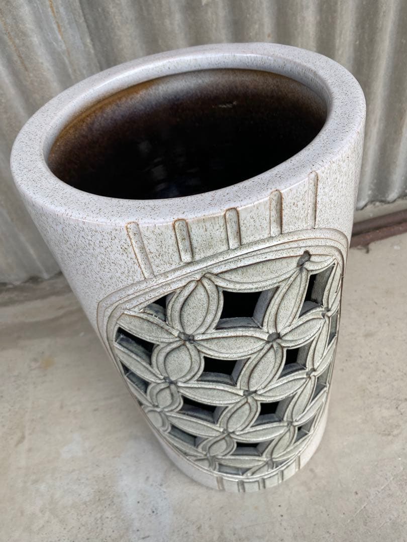 陶器　傘立て　白　信楽焼　白窯　唐草彫　 格子彫