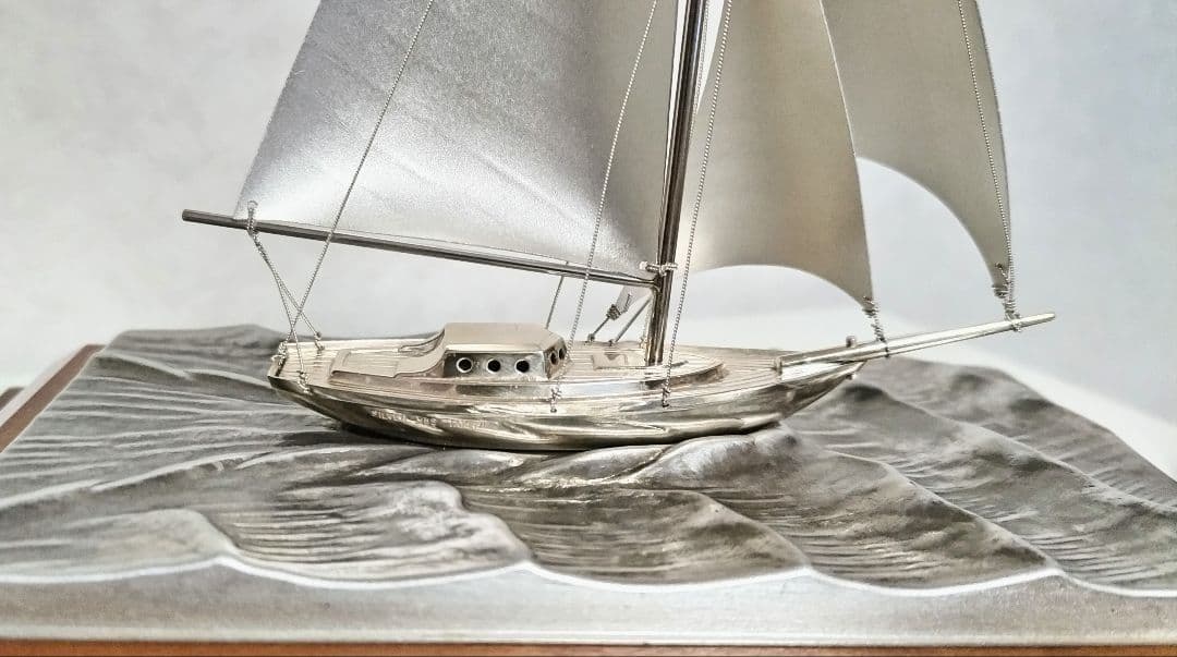 関 武比古作 銀製ヨット6号(カッター）スロープケース