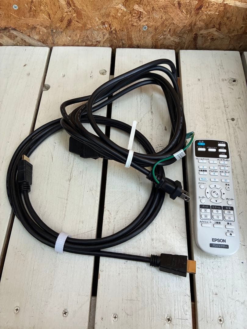 0686 EPSON プロジェクター　EB-2155W ランプ点灯時間 754h