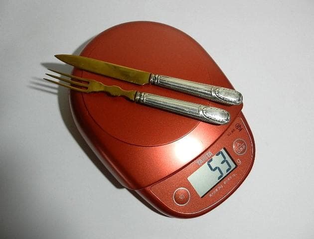 銀の持ち手に美しい黄銅のナイフとフォーク（デザート、オードブル用）