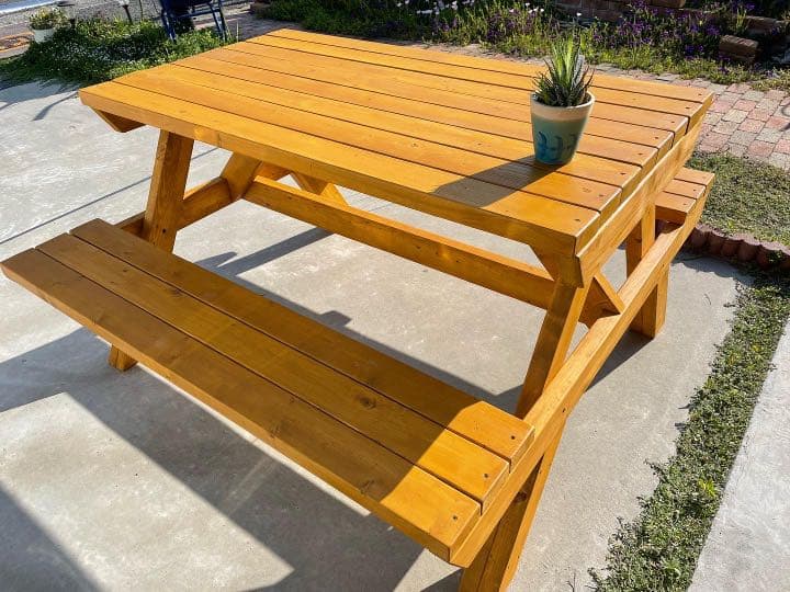 お庭に、テラスに♪組み立て不用！完成品『ガーデンテーブル』2人掛けサイズ