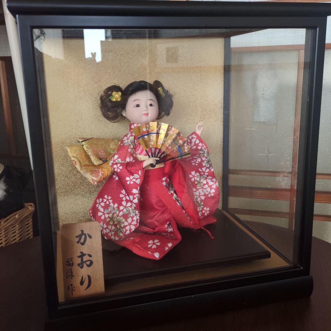 赤色花柄着物の日本人形