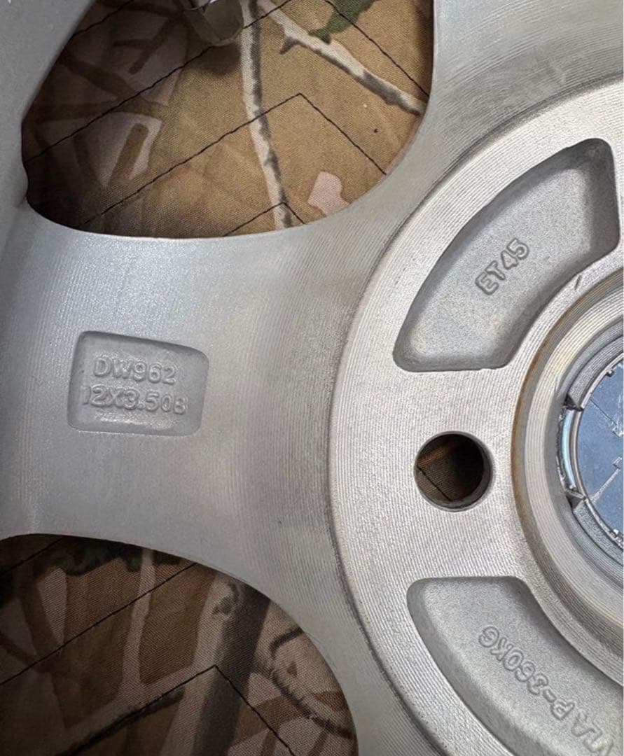 ㉛軽トラ・箱バン用の新品ゴツゴツタイヤと中古ホイールとナット付き