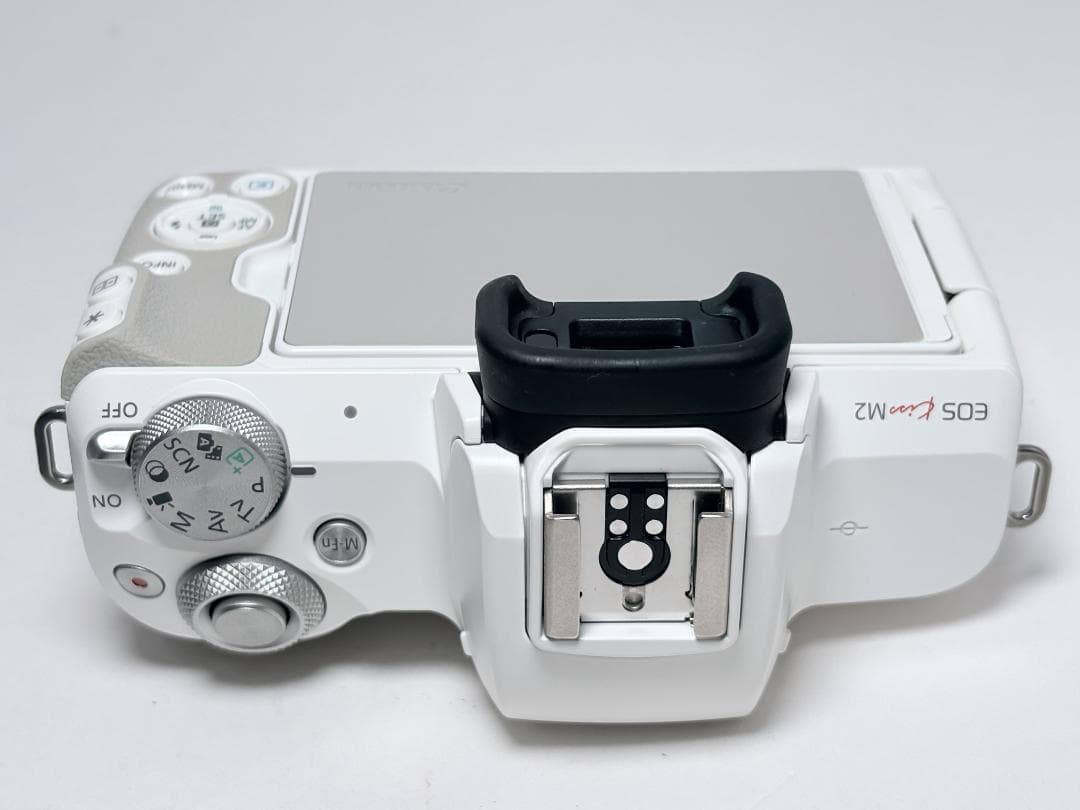 新品級 キヤノン EOS Kiss M2 ボディ ホワイト