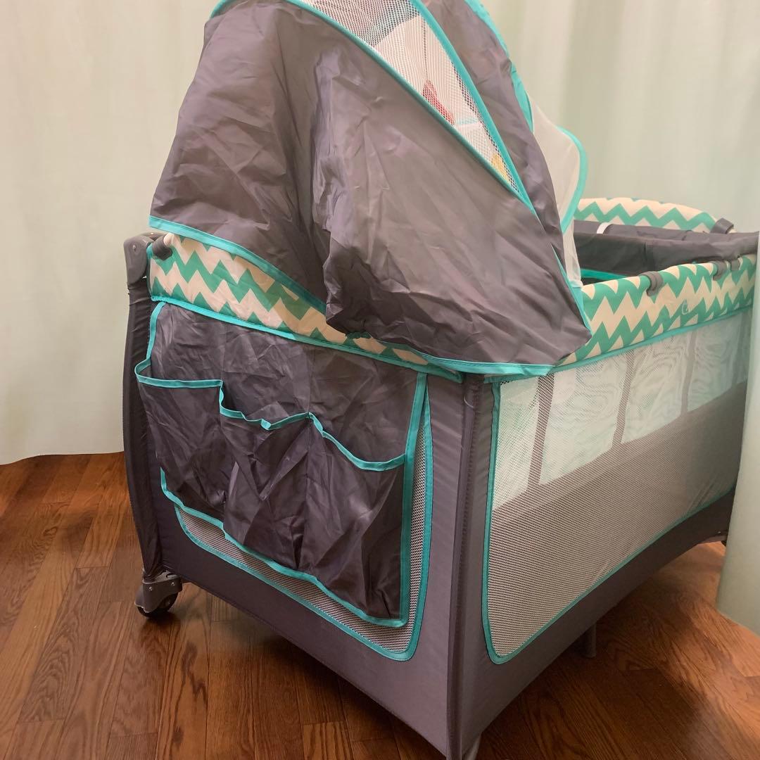 ベビーベッド プレイヤード おむつ替えテーブル付 おもちゃ 蚊帳付き