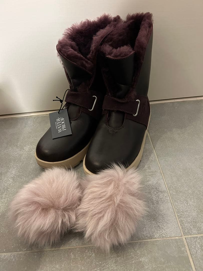 新品タグ付　UGG アグブーツ　23.0㎝ワインレッド　高島屋購入　レディース