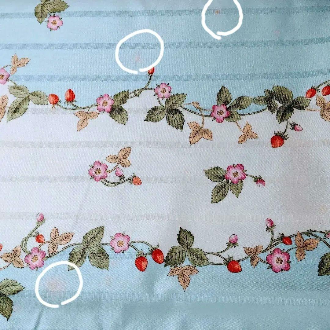 新品未使用　　テーブルクロス　ワイルドストロベリー