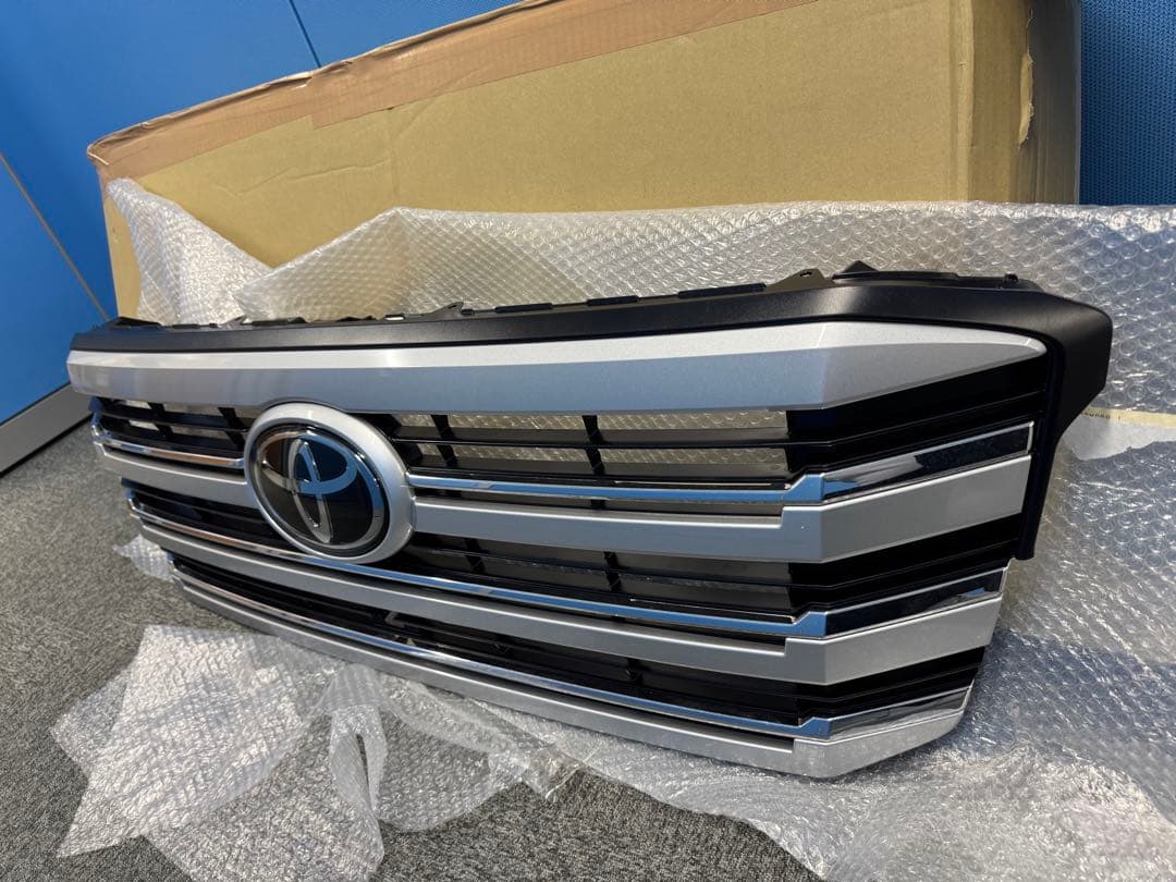トヨタ ランクル300 純正グリル