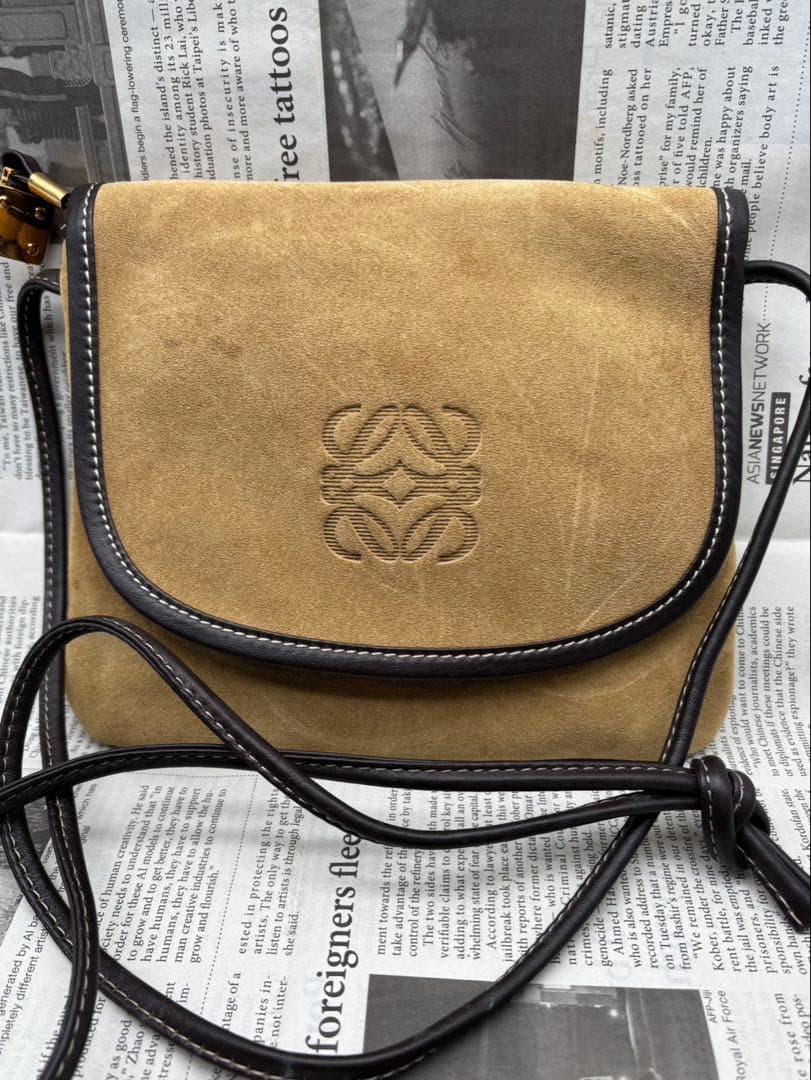 LOEWE ロエベ　アナグラム　スエード ショルダーバッグ 、サコッシュ