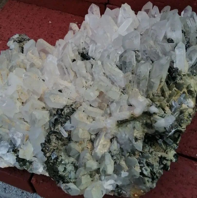 水晶 エピドート 共生クラスター（グリーントルマリン）10kg  ーtot022