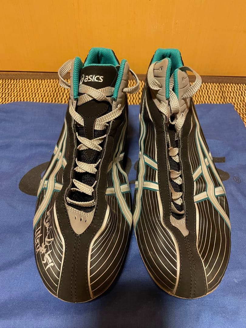 イチロー　2010年　マリナーズホーム公式戦実使用直筆サイン入りスパイク