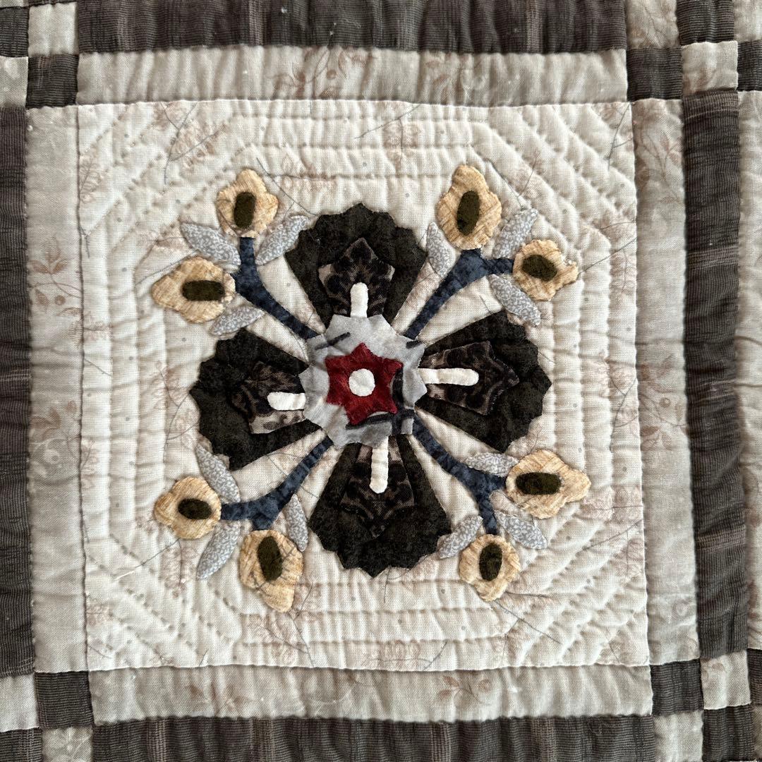 ハンドメイドパッチワークキルトのタペストリー