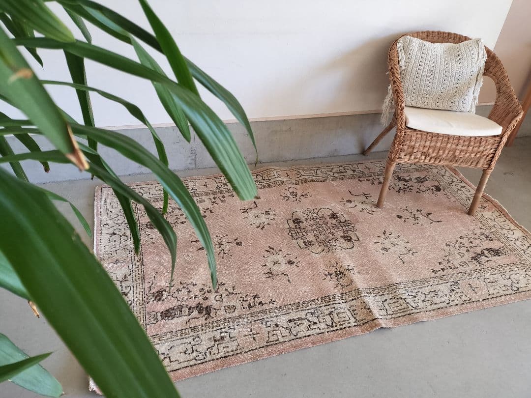 くすみピンクベージュのシノワズリラグ ヴィンテージトルコラグNo.713