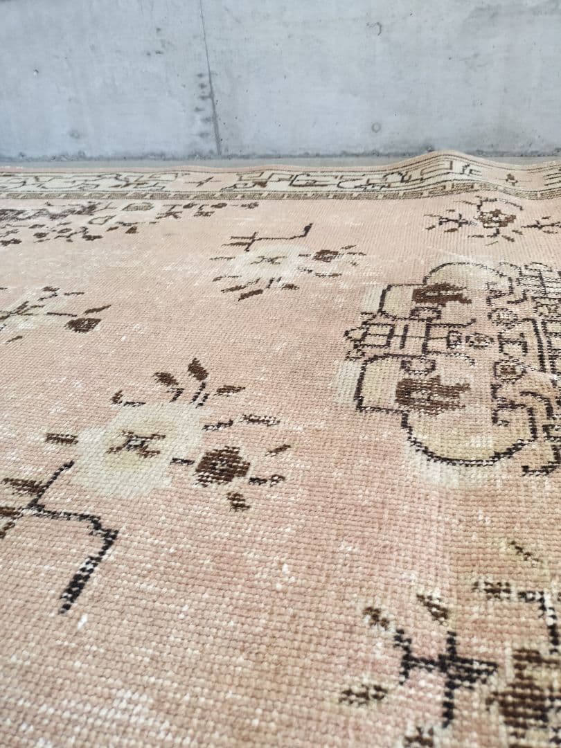 くすみピンクベージュのシノワズリラグ ヴィンテージトルコラグNo.713