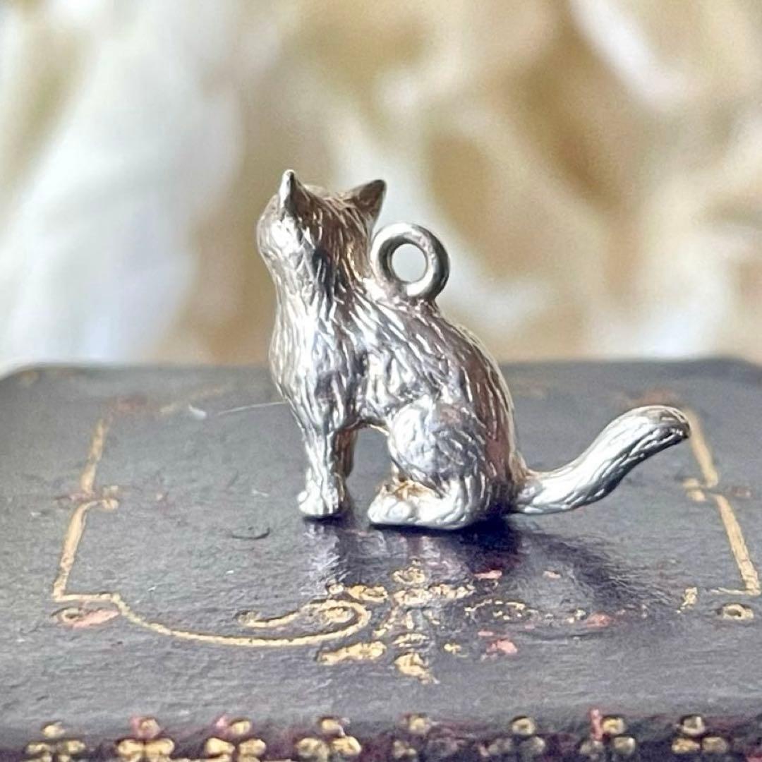 シルバー製猫のチャーム　ペンダントトップ　イギリスヴィンテージ　キャットネコねこ